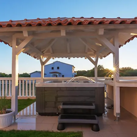 Mit Jacuzzi, Garten Und Parkplatz *