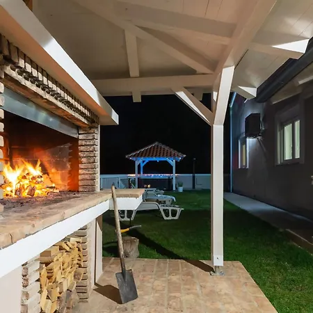 Apartment Mit Jacuzzi, Garten Und Parkplatz *