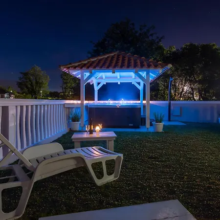 Apartment Mit Jacuzzi, Garten Und Parkplatz