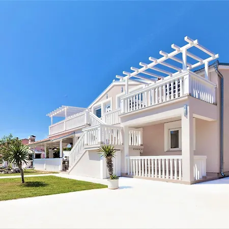 Mit Jacuzzi, Garten Und Parkplatz Appartement Ližnjan